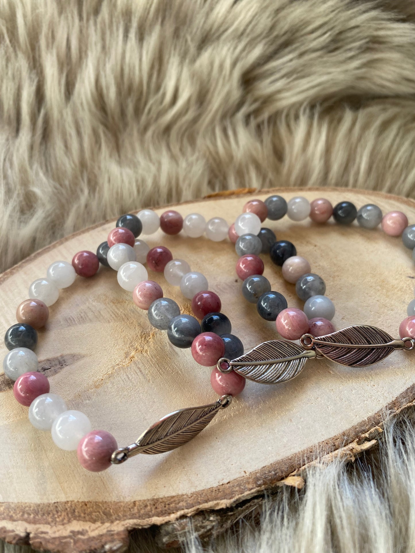 Armband aus Rhodonit und grauem Quarz mit Federanhänger