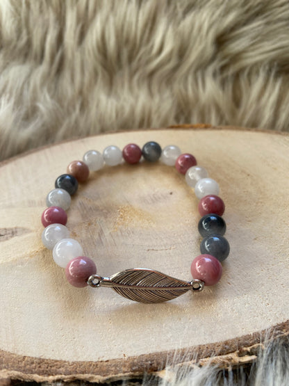 Armband aus Rhodonit und grauem Quarz mit Federanhänger