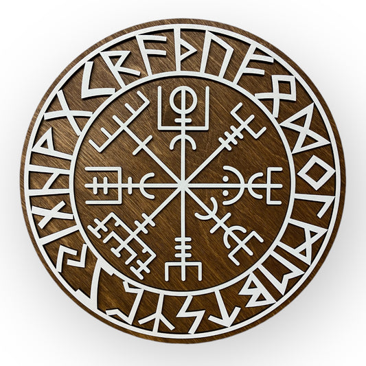 Nordisk sköld med segmenterade runor och Vegvísir